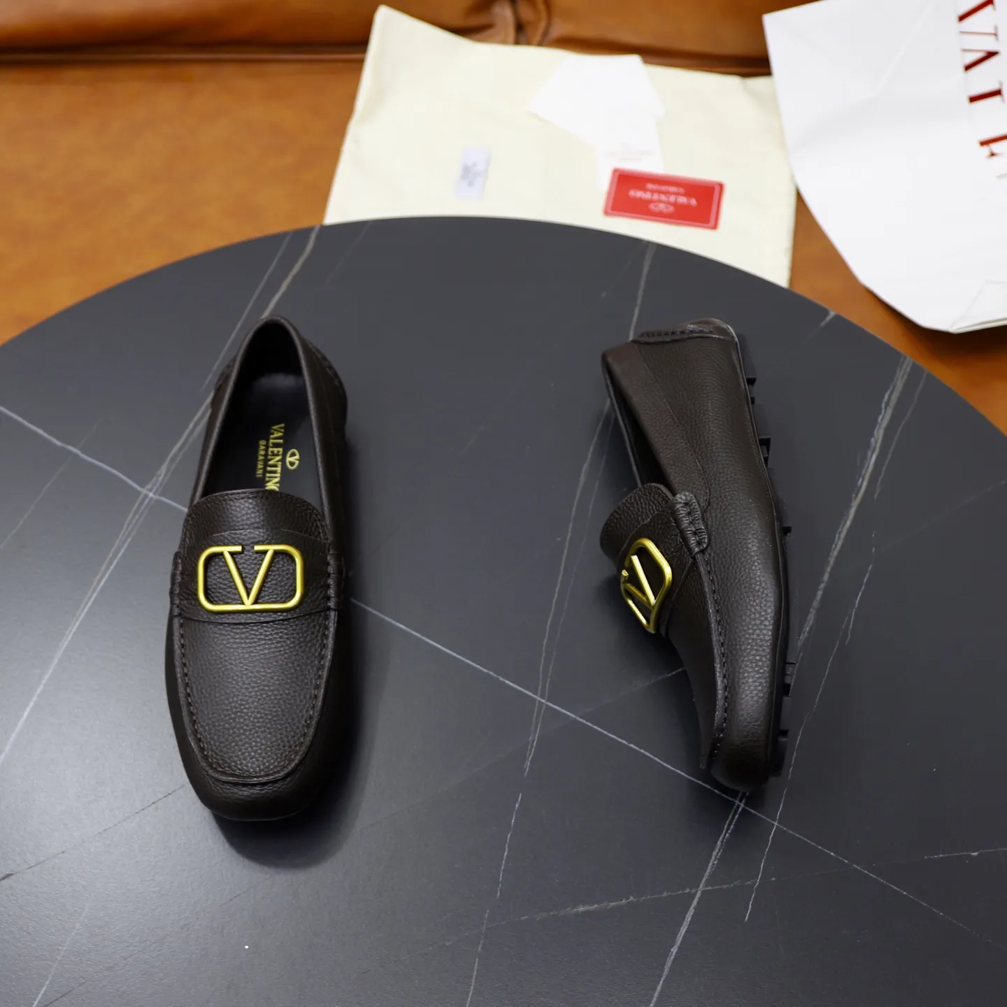 Men's shoes: 640💰VALENTINO, made of imported cowhide with imported water-dyed cow lining, iconic hardware and iconic wear-resistant outsole. 38-45 (customized at 45) VALENTINO packaging All orders enjoy the brand’s iconic product packaging